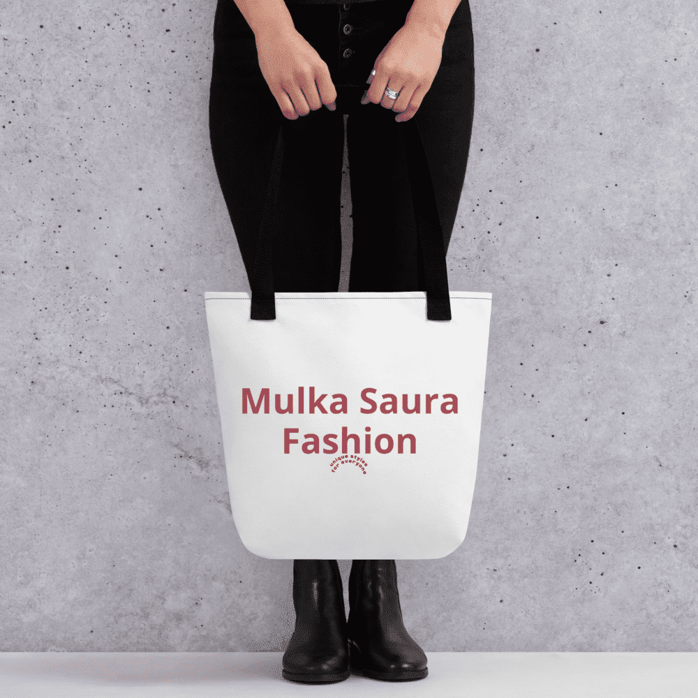 Person holding a "Mulka Saura Fashion" bag.