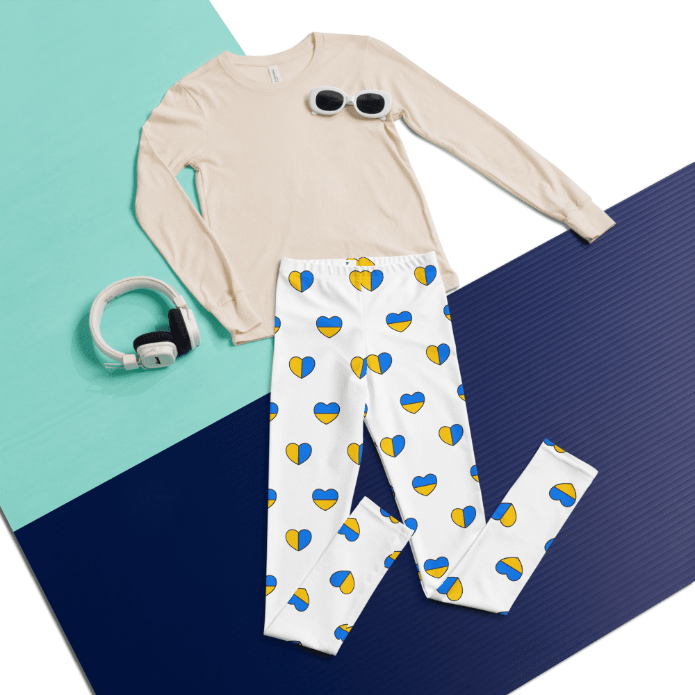 Outfit with heart leggings and headphones.