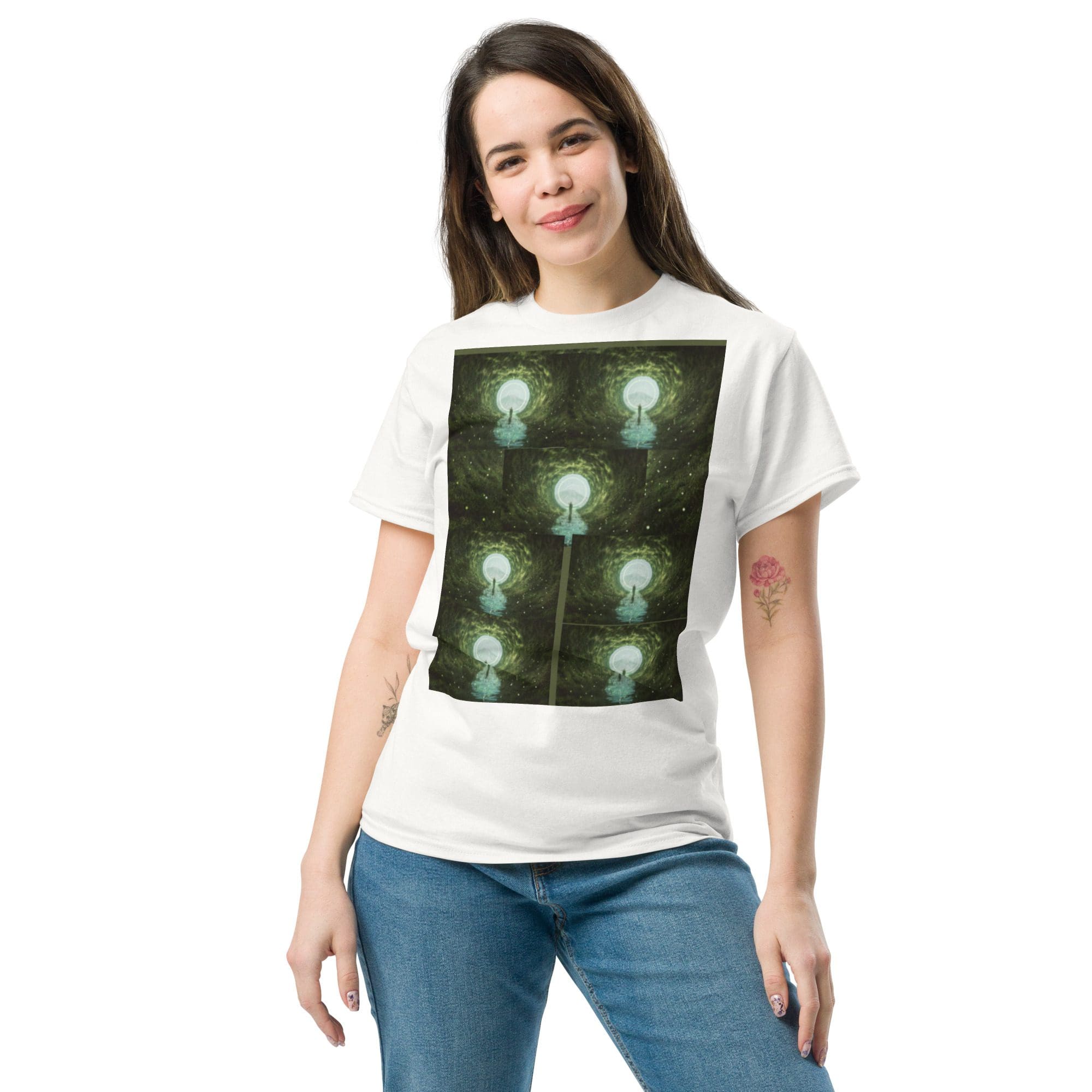Smiling woman wearing t-shirt with lightbulb print